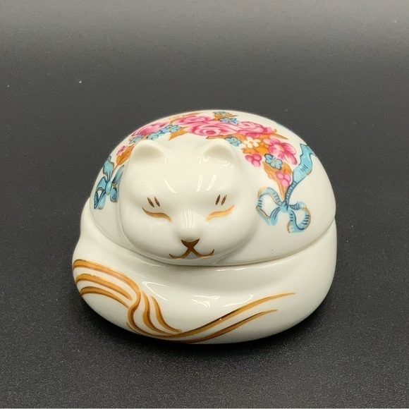 Vtg Round Porcelain Cat  Lidded Trinket Box  Made In Japan For Elizabeth Arden - Picture 1 of 9